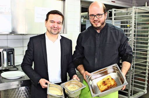 Der Inhaber der Cateringfirma Frische-Blizz Axel von Rolbeck (links) und der Chefkoch Dennis Hackelberg wollen übrig gebliebene Speisen spenden. Foto: Caroline Holowiecki