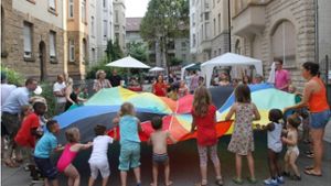 Spielen mitten auf der Straße ist einmal im Jahr in der Theobald-Kerner-Straße erlaubt. Foto: Veranstalter