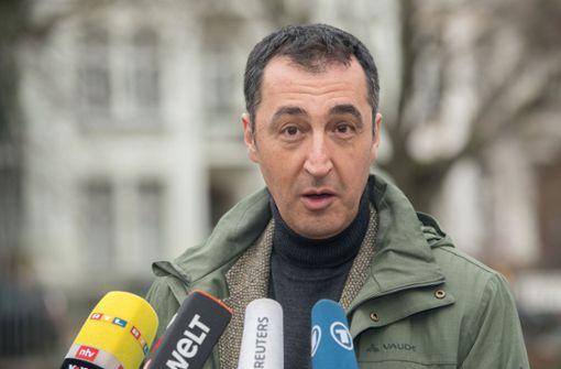 Cem Özdemir gibt am Sonntag in Berlin eine improvisierte Pressekonferenz zu den Begegnungen in München. Foto: dpa