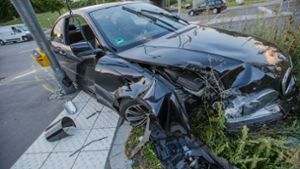 Junger BMW-Fahrer kracht gegen Ampelmast