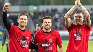Xabi Alonso, Jonas Hofmann und Granit Xhaka feiern den Einzug von Bayer Leverkusen ins Finale der Europa League. Foto: IMAGO/Kirchner-Media
