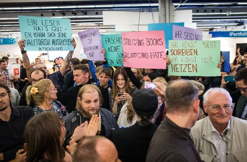 Demonstranten haltenauf der Buchmesse in Frankfurt bei einer Lesung und Podiumsdiskussion mit Thüringens AfD-Landes- und Fraktionschef Höcke Protestplakate hoch. Foto: dpa