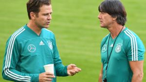 Beim DFB gelten ab sofort wieder strengere Regeln. Nationalmannschaftsdirektor Oliver Bierhoff und Bundestrainer Joachim Löw (rechts) wollen so wieder in die Erfolgsspur zurück. Foto: AFP