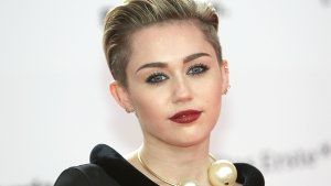 Miley Cyrus muss weiterhin im Krankenhaus bleiben. Foto: dpa
