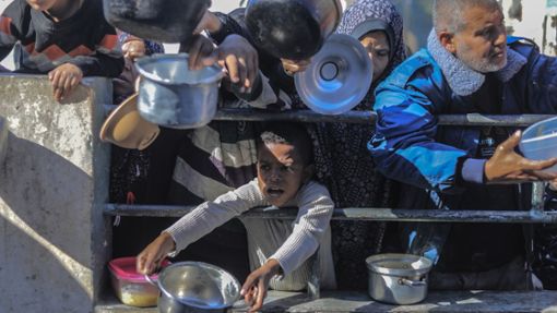 Palästinenser an einer von einer Wohltätigkeitsorganisation eingerichteten Lebensmittel-Spendenstelle. Foto: Mohammed Talatene/dpa