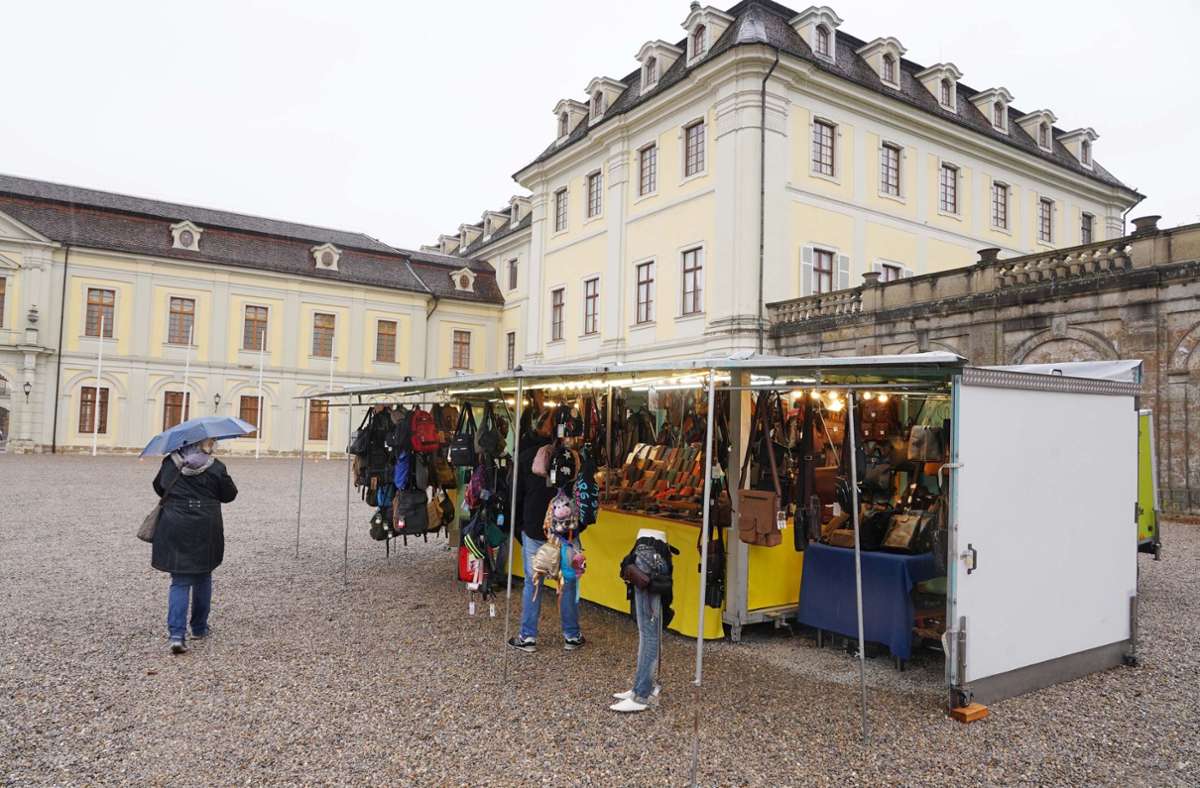 Ein einzelner Stand ist vom geplanten Pop-up-Warenverkauf vor dem Ludwigsburger Schloss übrig geblieben.