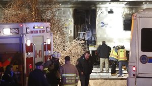Rettungskräfte stehen am Unglücksort in der Nähe von New York. Sieben Menschen sind ums Leben gekommen, als ein Zug einen Geländewagen gerammt hat. Foto: dpa