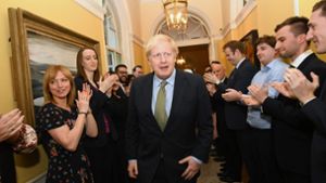 Boris Johnson wird in seinem Amtssitz von den Mitarbeitern mit Applaus empfangen. Foto: AFP