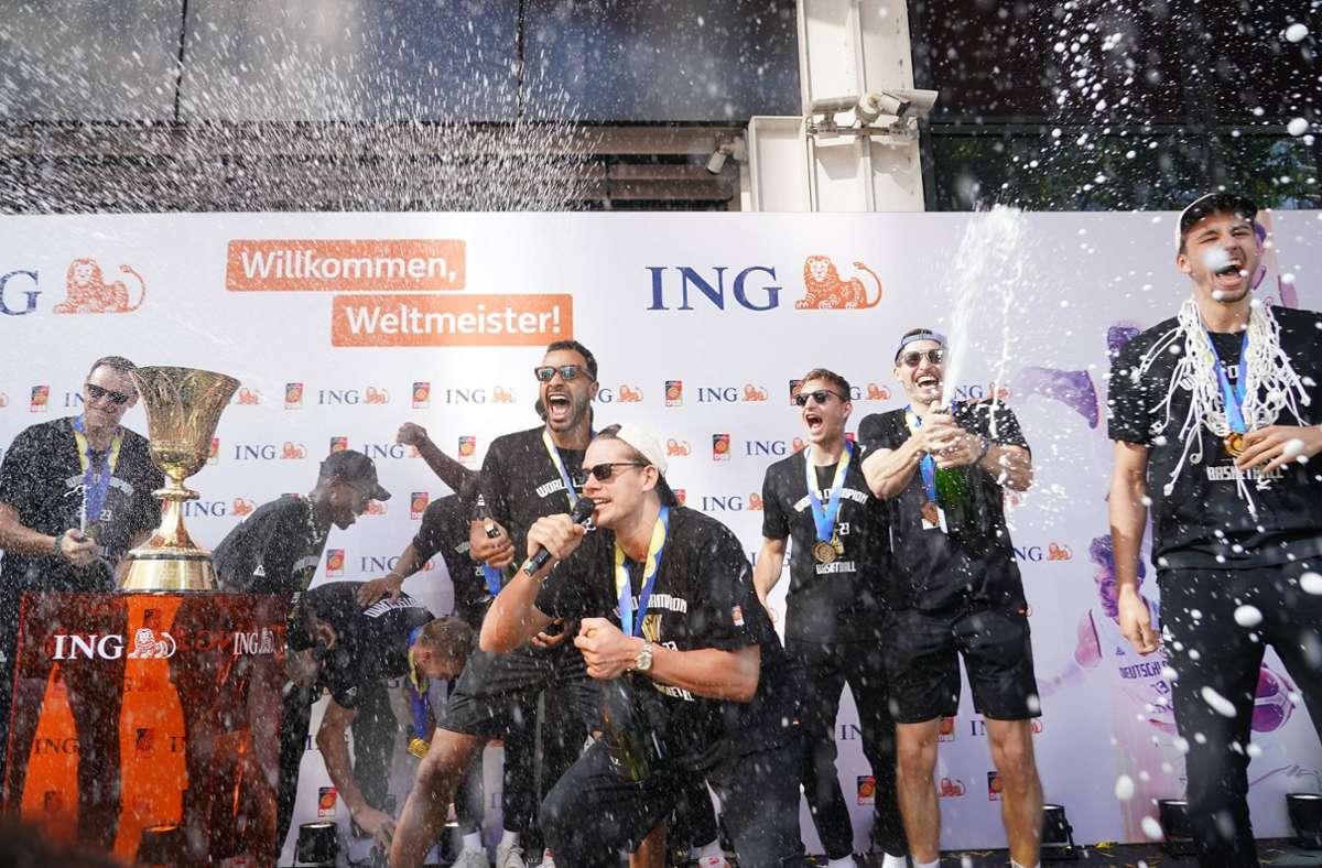 Die Deutschen Basketballer beim Empfang in Frankfurt nach ihrem WM-Triumph.
