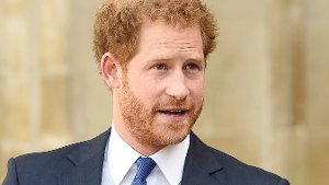 Mit seinem Charme hat Prinz Harry aber nicht nur Michelle Obama überzeugt, sondern auch etwa 1000 Britinnen, die kürzlich nach dem attraktivsten männlichen Royal befragt worden sind. Das Ergebnis: Prinz Harry schafft es auf Platz eins des Rankings und lässt damit sogar den schwedischen Prinzen Carl Philip hinter sich. Einem Bericht der Daily Mail zufolge sollen die Befragten ihre Entscheidung damit begründet haben, dass Prinz Harry nicht nur ein hervorragender Repräsentant des Königshauses sei, sondern aufgrund seiner roten Haare und seines Dreitagebarts auch besonders attraktiv. Ob das Ergebnis der Umfrage dadurch beeinflusst wurde, dass sie von einer Klinik für Haartransplantate durchgeführt wurde, bleibt offen.  Foto: dpa