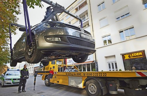 Abschleppen kann für die Autofahrer teuer werden: bis zu 200 Euro müssen Parksünder dafür berappen. Foto: Mauritius/Steve Vidler