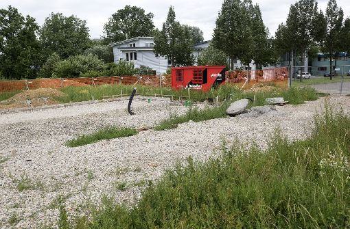 Das Gelände ist erschlossen, das Fundament gegründet. Doch im vergangenen Herbst sind die Arbeiten  an der Albstraße in Neuhausen per Gerichtsbeschluss eingestellt worden. Foto: Ines Rudel