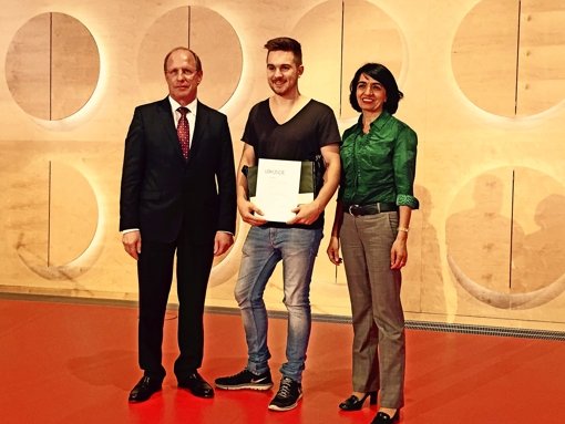David   Müller (Mitte) bekommt den Preis von der Landtagsabgeordneten Muhterem Aras (rechts) Foto: Landtag