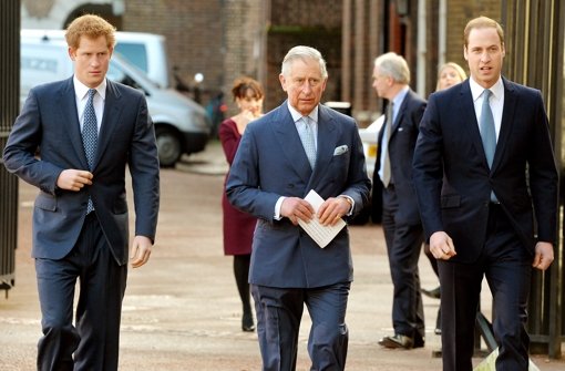 Prinz Charles mit seinen Söhnen William (rechts) und Harry auf dem Weg zur Artenschutzkonferenz in London. Foto: Getty Images Europe