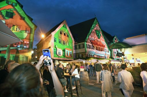 Selbst  die Fachwerkhäuser am Marktplatz standen  ganz im Zeichen des Estivals: Die Tübinger Lichtkünstler  Nina und Daniel Liewald  haben farbige  Akzente  gesetzt. Foto: Horst Rudel