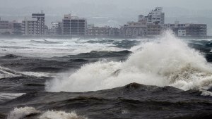 Der Taifun Neoguri hat das Meer an der Küste von Okinawa aufgewühlt. Foto: dpa