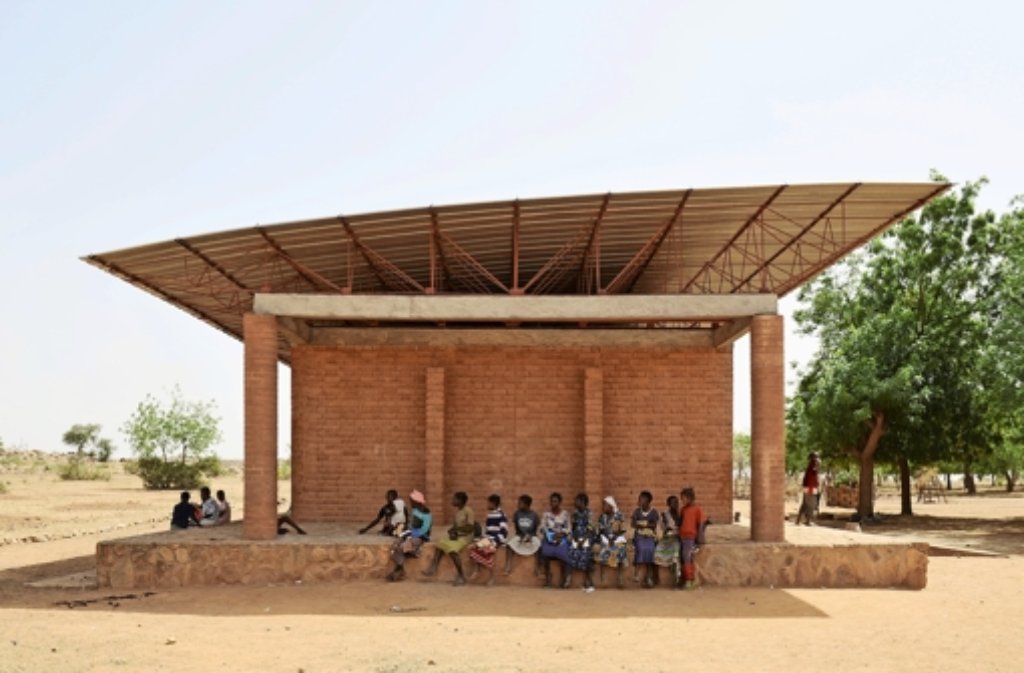 In Gando in Burkina Faso (Afrika) hält sich der Architekt an ortsübliche Baustoffe: Lehm und Wellblech