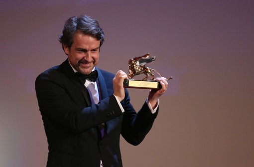 Der Regisseur Lorenzo Vigas aus Venezuela mit seinem Goldenen Löwen für den Film „Desde allá“. Bilder vom Filmfestival gibt es hier. Foto: AP
