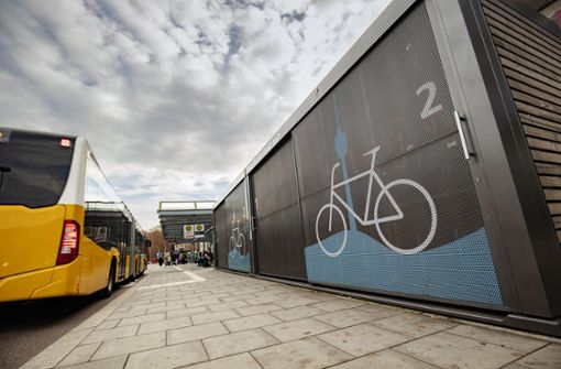 Die Fahrradgarage vor dem Hauptbahnhof soll vor allem Pendlern die Möglichkeit bieten, ihr Fahrrad sicher und witterungsgeschützt abzustellen. Foto: Lichtgut/Leif Piechowski