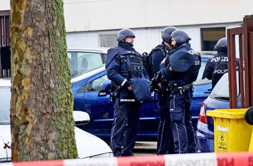 Nach  Schüssen auf einen Werkstattbesitzer sicherten Einsatzkräfte der Polizei den Tatort im Waiblinger Eisental. Foto: dpa/Sven Kohls