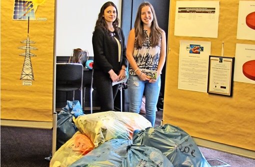 Natalie Brender (links) und Carolin Fröschle  haben das Hotel seit November kennengelernt – und unter anderem herausgefunden, wie viel Müll es am Tag produziert. Foto: Verena Eisele