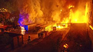 Lichterloh brannte der in  rund 200 Gitterboxen gelagerte Elektroschrott vor einer Recyclingfirma in Altbach. Foto: 7aktuell
