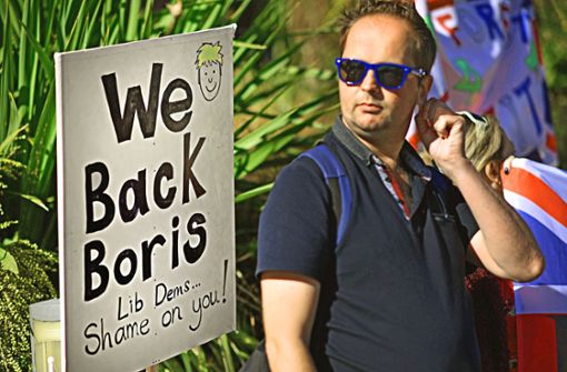 Brexit-Befürworter treten in Bournemouth am Rande eines Parteitags der Liberalen für den Premierminister ein – und gegen dessen Gegner. Foto: AFP/Ben Stansall