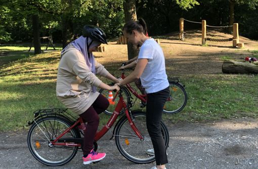 Ein Gefühl von Freiheit: Junge Frauen aus Afghanistan und anderen Krisenstaaten lernen beim Verein Bike Bridge in Stuttgart Fahrrad fahren. Foto: Z/arah Farash