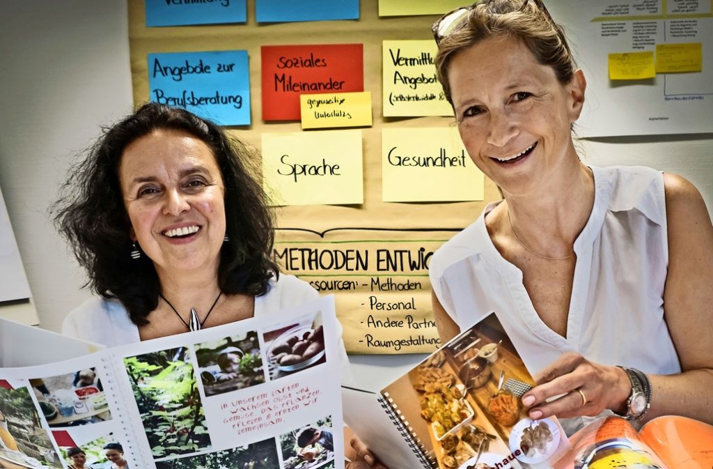 Christina Pittelkow-Abele (li.) und Silke Schmidt-Dencker zeigen beachtenswerte Dokumentationen zum Thema Ernährung aus Stuttgarter Kitas. Foto: Lichtgut/Achim Zweygarth