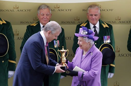 Preisverleihung in Ascot. Für die Trophäe wird die Queen im Buckingham Palast sicher einen Platz finden. Foto: dpa