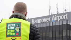 Die Luftsicherheitskräfte vom Flughafen Hannover legen ihre Arbeit nieder. (Archivbild) Foto: Julian Stratenschulte/dpa