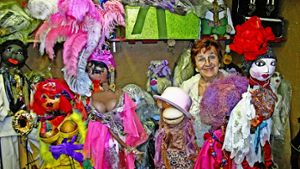 Anni Weigand, die 50 Jahre lang das Theater La Plapper Papp geleitet hat, verabschiedet sich im Sommer  mit ihren bunten  Geschöpfen Foto: Framl