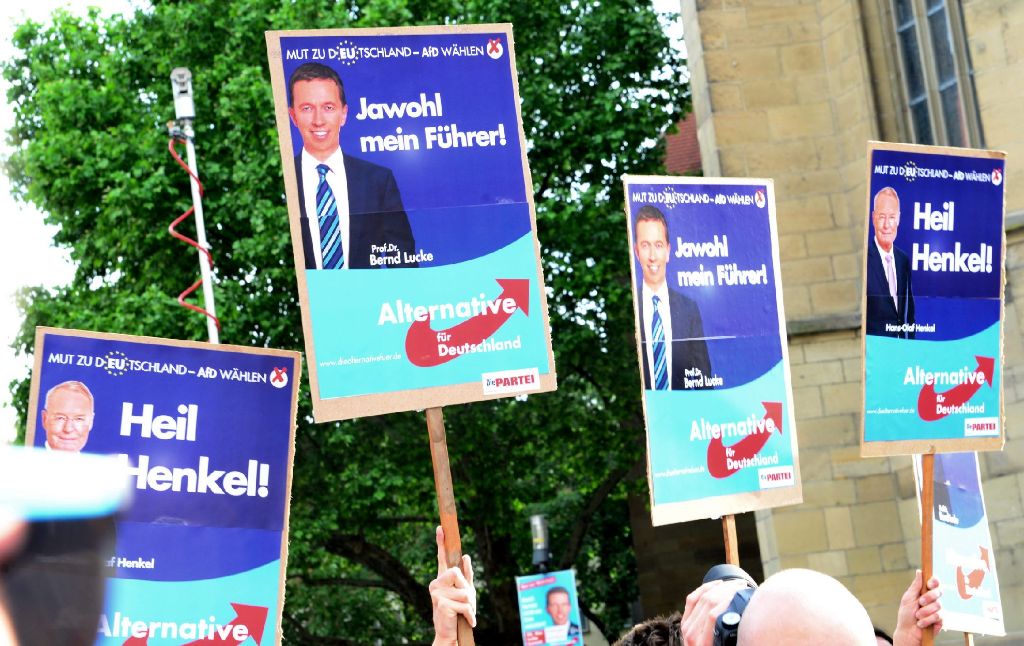 „Jawohl, mein Führer“ - Gegner der eurokritischen Partei Alternative für Deutschland (AfD) protestieren am Dienstag in Stuttgart gegen einen Wahlkampfauftritt von Parteichef Bernd Lucke.