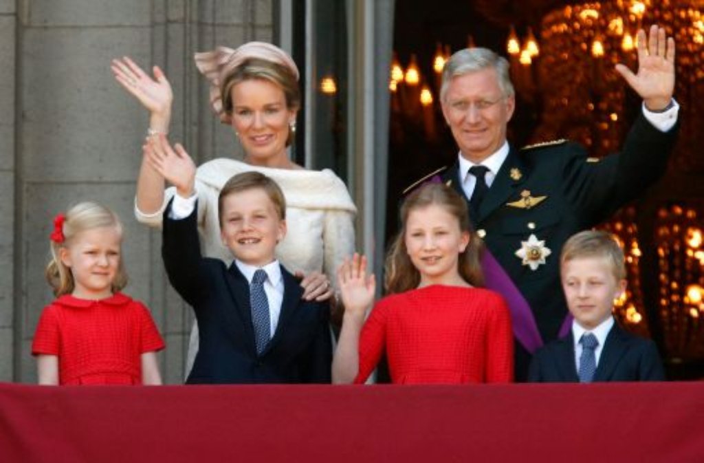 Königin Mathilde von Belgien (hinten links) und König Philippe von Belgien (hinten rechts) grüßen das Volk zusammen mit ihren Kindern (vorne, von links:) Prinzessin Eleonore, Prinz Gabriel, Prinzessin Elisabeth and Prinz Emmanuel.