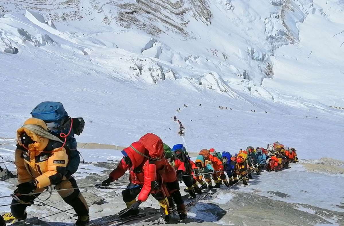Der höchste Berg der Erde, der Mount Everest, wurde aufgrund der Pandemie im Frühjahr 2020 gesperrt. Foto: dpa/Rizza Alee
