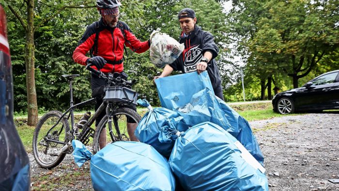 Mountainbiker sammeln Abfall