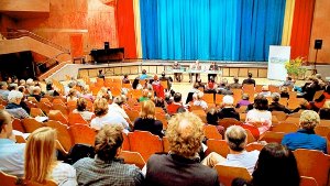 Rund 250 Zuhörer kamen zur Podiumsdiskussion in die Waldorfschule Foto: Petsch