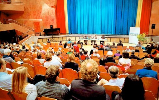 Rund 250 Zuhörer kamen zur Podiumsdiskussion in die Waldorfschule Foto: Petsch