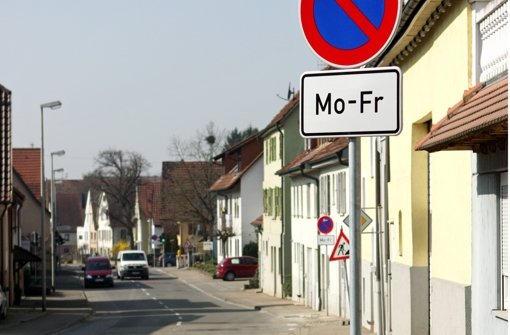 Die rechte Straßenseite ist von Steinheim kommend durch die neue Parkregelung frei – das verleitet offenbar zum schnelleren Fahren. Foto: Dominik Thewes