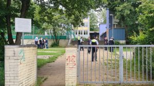 Die Polizei führte an der Schule in Essen Befragungen durch. Foto: dpa/Markus Gayk