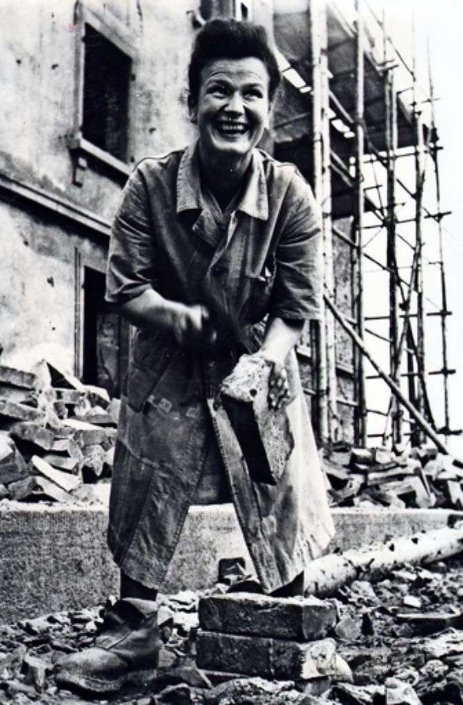 Eine Trümmerfrau im Jahr 1947