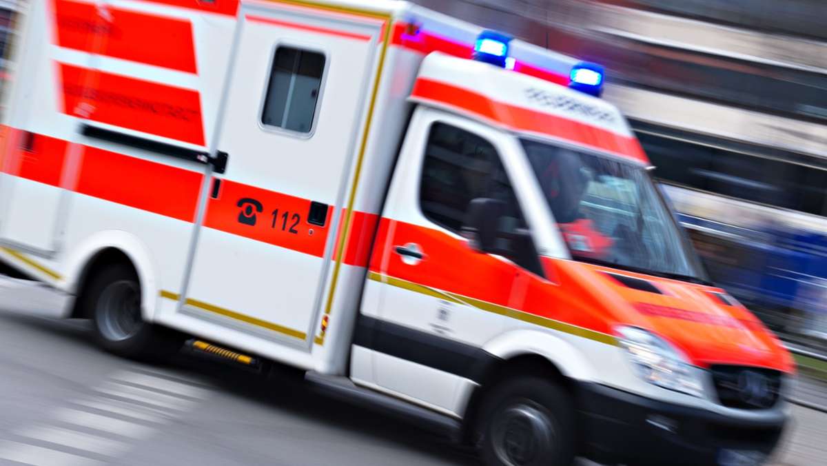 Polizei sucht Zeugen: Unfall mit Rettungswagen in Kirchheim