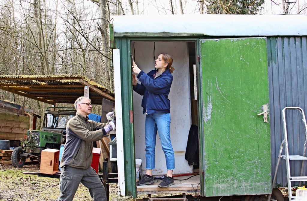 Uli Schmidt und  seine Tochter Helena werkeln am Bauwagen für Schönberg. Foto: Alessa Becker