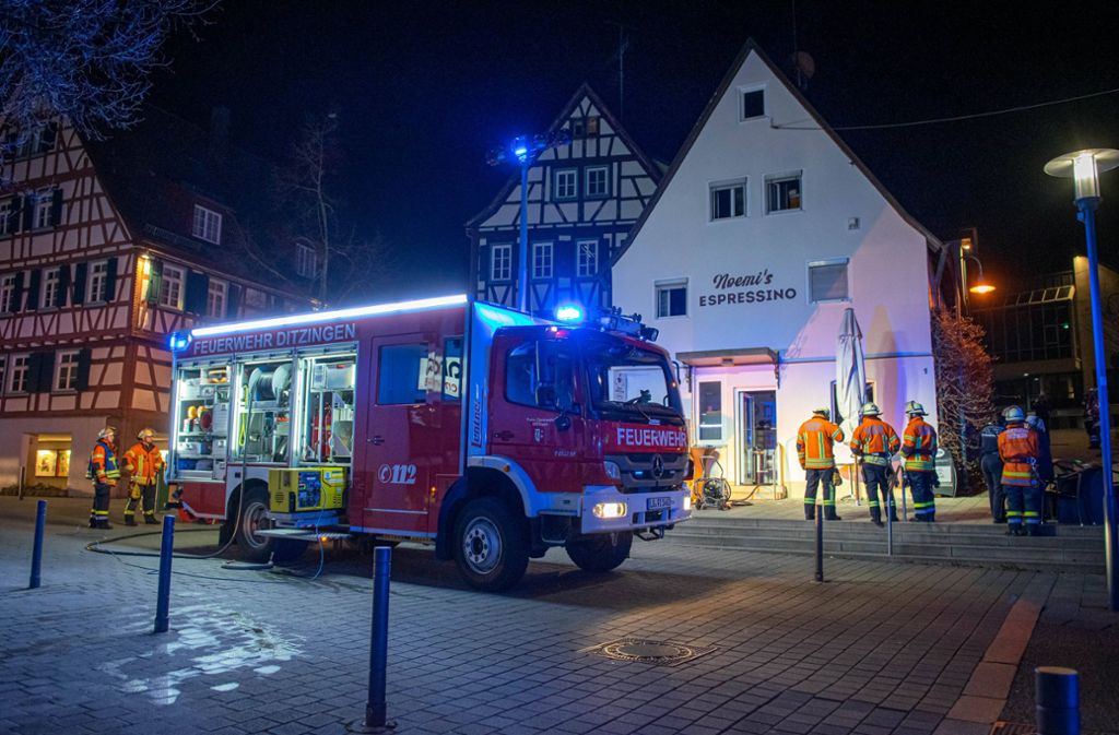 Ein bislang unbekannter Mann hat am späten Sonntagabend versucht, ein Café in Ditzingen in Brand zu setzen.