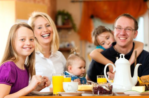 Relevante Themen werden in einer Familie auch gerne mal gemütlich am Frühstückstisch besprochen. Foto: AdobeStock
