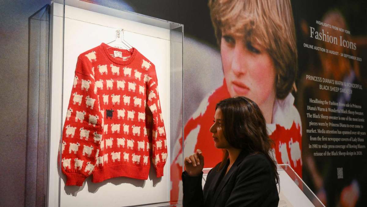 Lady Diana: Schäfchen-Pullover in London vor Auktion ausgestellt