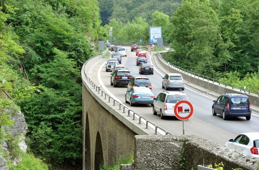 Autos fahren bei Gosbach auf der Autobahn München- Stuttgart am Drackensteiner Hang über eine Brücke (Symbolbild). Foto: dpa