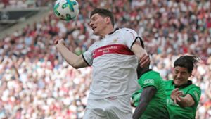 Mario Gomez (re.) zieht ab, trifft aber nicht. Am Ende muss sich der VfB Stuttgart mit einem Punkt gegen Hannover 96 begnügen. Foto: Pressefoto Baumann