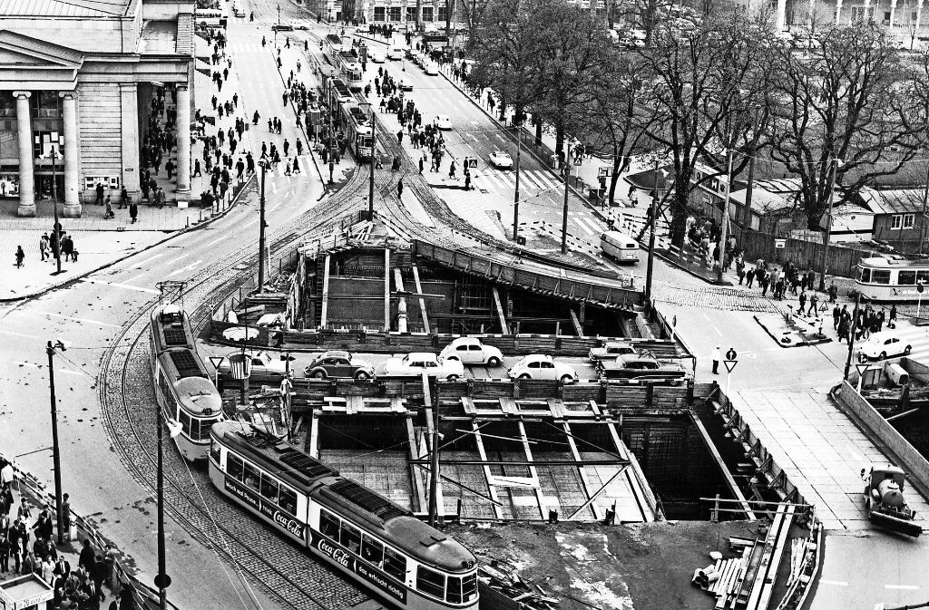 Der Planiedurchbruch auf dem Schlossplatz im Jahr 1966  (links im Hintergrund der Königsbau).
