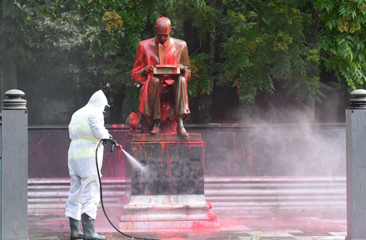 Dieses umstrittene Denkmal für Indro Montanelli wurde mit roter Farbe beschmiert. Foto: AFP/MIGUEL MEDINA